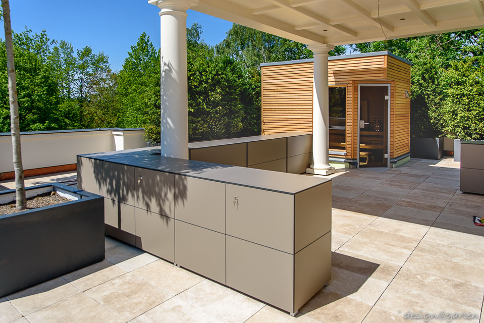 Stilechtes Ensemble: wetterfeste Terrassenschränke im historischen Kontext